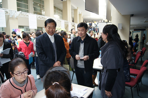 学院领导前往招聘场地考察